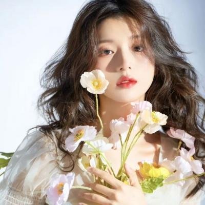 在深灰色的箱子中